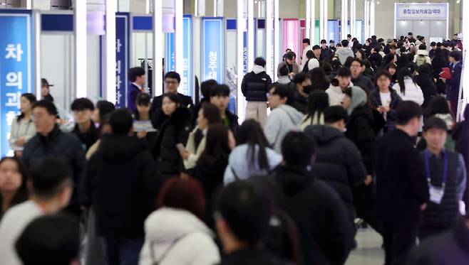 작년 12월 18일 서울 강남구 코엑스에서 열린 2026학년도 정시 대학입학정보박람회를 찾은 학부모와 입시생들이 각 대학별 부스를 둘러보고 있다.(사진=뉴시스)