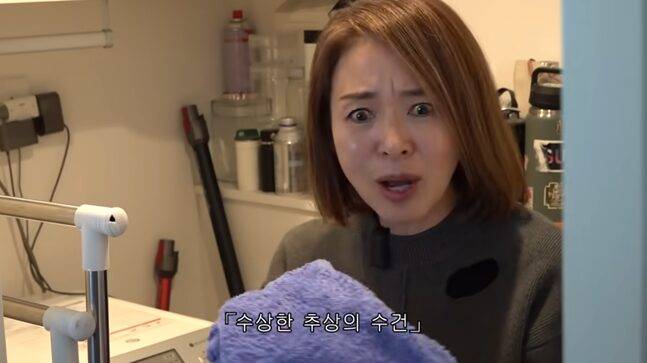 야노 시호가 추성훈이 쓴 수건 냄새에 얼굴을 찌푸렸다. 사진=야노 시호 유튜브 채널 캡처