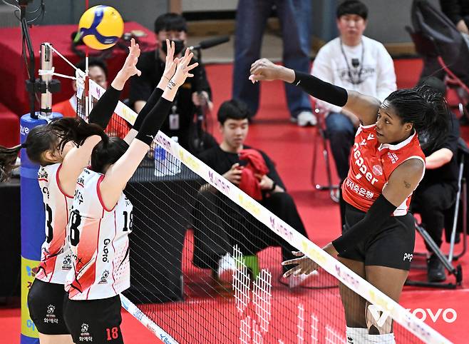 페퍼저축은행 외국인 선수 조이(오른쪽)가 18일 열린 2025-26 V리그 여자부 5라운드 정관장전에서 40점을 올리며 팀 승리를 이끌었다. (KOVO 제공)