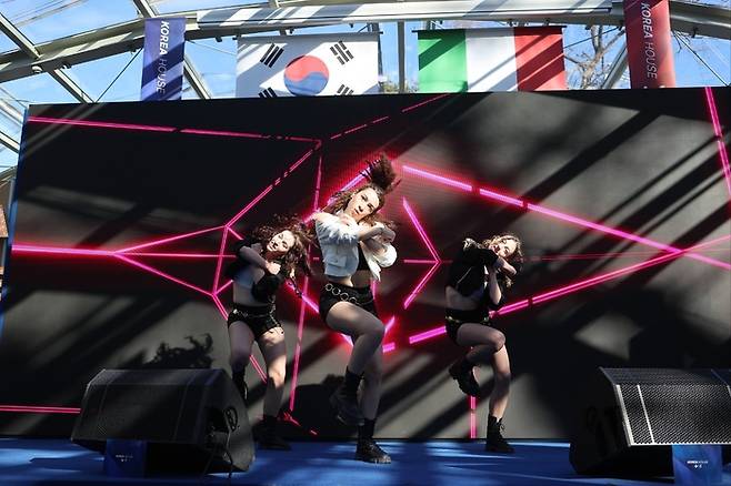 이탈리아 현지 댄스 크루가 2026 밀라노·코르티나 동계올림픽 기간 동안 빌라 네키 캄필리오에 마련된 ‘코리아 하우스’에서 공연을 펼치고 있다. 사진 | 대한체육회