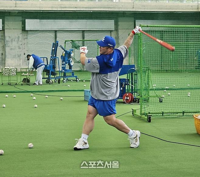 삼성 최형우가 17일 일본 오키나와 온나손 아카마 구장에서 타격 훈련을 하고 있다. 오키나와 | 김동영 기자 raining99@sportsseoul.com