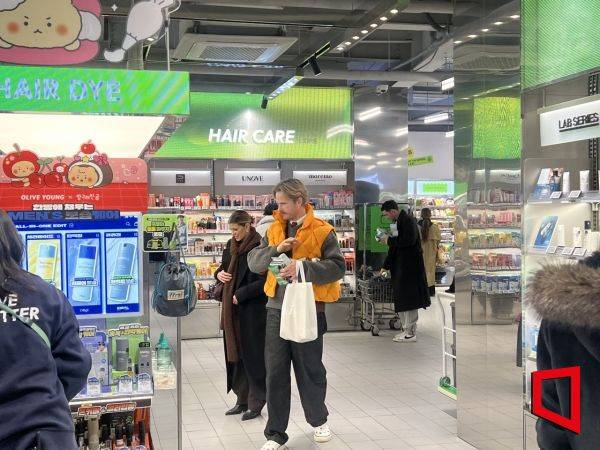 올리브영 명동점에서 외국인 관광객이 쇼핑을 하고 있다. 한예주 기자