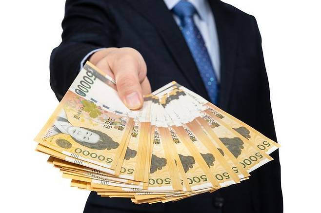 국세청으로 제출받은 '2024년 귀속 근로소득 신고 자료'에 따르면 대한민국 직장인의 1인당 평균 근로소득은 약 4500만원(월 375만원)으로 집계됐다. 게티이미지