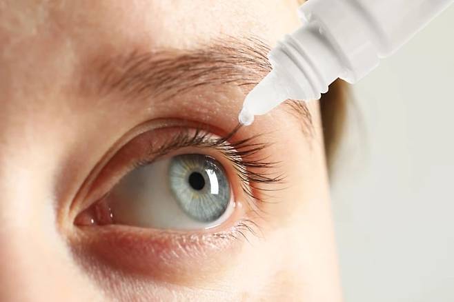 안약 한 방울 넣어주는 것만으로 시력이 또렷해지는 ‘노안(老眼)’ 점안제 시장이 국내에서도 본격적으로 열릴 것으로 보인다. /Getty Images