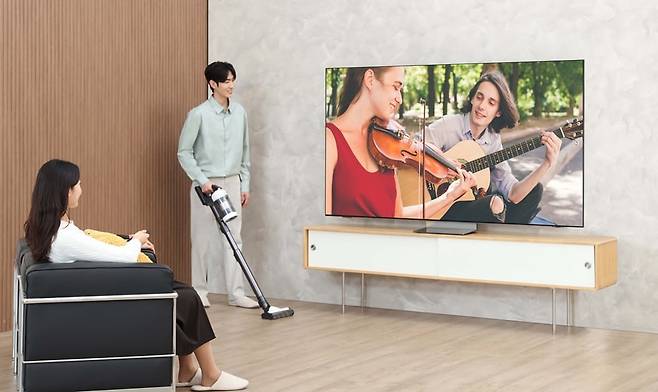 삼성전자 모델이 2025년형 ‘네오 QLED 8K’ TV를 시청하고 있다./삼성전자