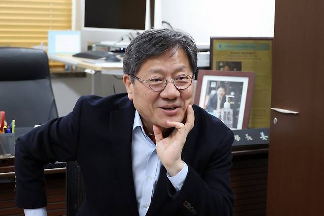 ■강대희 교수 약력 △서울대 의대 △미국 존스홉킨스대 박사 △미국 질병예방관리센터 한국인 최초 역학조사요원 △서울대 의대 학장 △한국의과대학협회 이사장 △국가과학기술위원회 위원 △서울대 의대 예방의학 교수(현) △한국원격의료학회 회장(현) △아시아원격의료학회 창립회장(현)