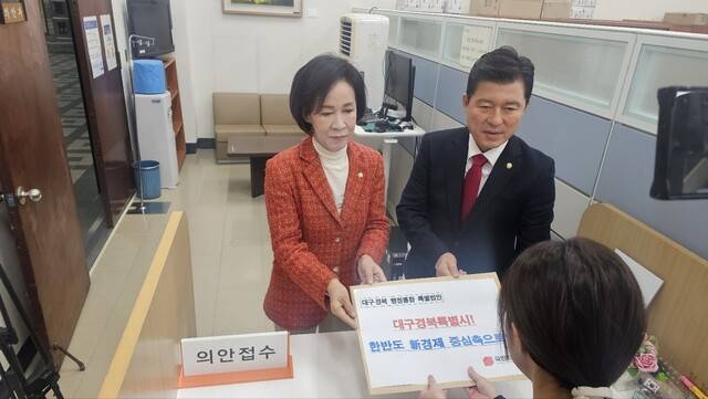 2026년 1월30일 국민의힘 이인선 의원(왼쪽)과 구자근 의원이 ‘대구경북특별시 설치 및 한반도 신경제 중심축 조성을 위한 특별법안’을 제출하고 있다. 경북도 제공