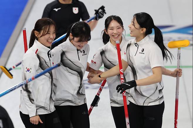 <yonhap photo-0695=""> 한일전 승리에 기뻐하는 컬링 대표팀 (코르티나담페초=연합뉴스) 서대연 기자 = 15일(현지시간) 이탈리아 코르티나담페초 컬링 올림픽 스타디움에서 열린 2026 밀라노ㆍ코르티나담페초 동계올림픽 컬링 여자 라운드로빈 한국과 일본의 경기에서 한국 대표팀이 7대5로 이긴 뒤 기뻐하고 있다. 2026.2.16 dwise@yna.co.kr/2026-02-16 01:38:17/ <저작권자 ⓒ 1980~2026 ㈜연합뉴스. 무단 전재 재배포 금지, AI 학습 및 활용 금지></yonhap>