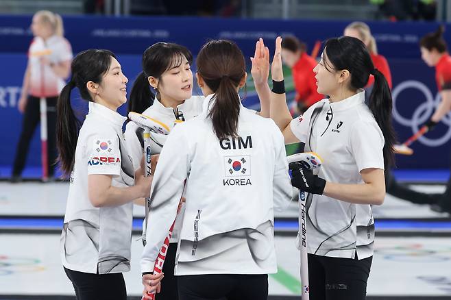 18일(현지시간) 이탈리아 코르티나담페초 컬링 올림픽 스타디움에서 열린 2026 밀라노ㆍ코르티나담페초 동계올림픽 컬링 여자 라운드로빈 한국과 스웨덴의 경기에서 한국 대표팀 선수들이 1엔드에 3점을 따낸 뒤 기뻐하고 있다. 연합뉴스