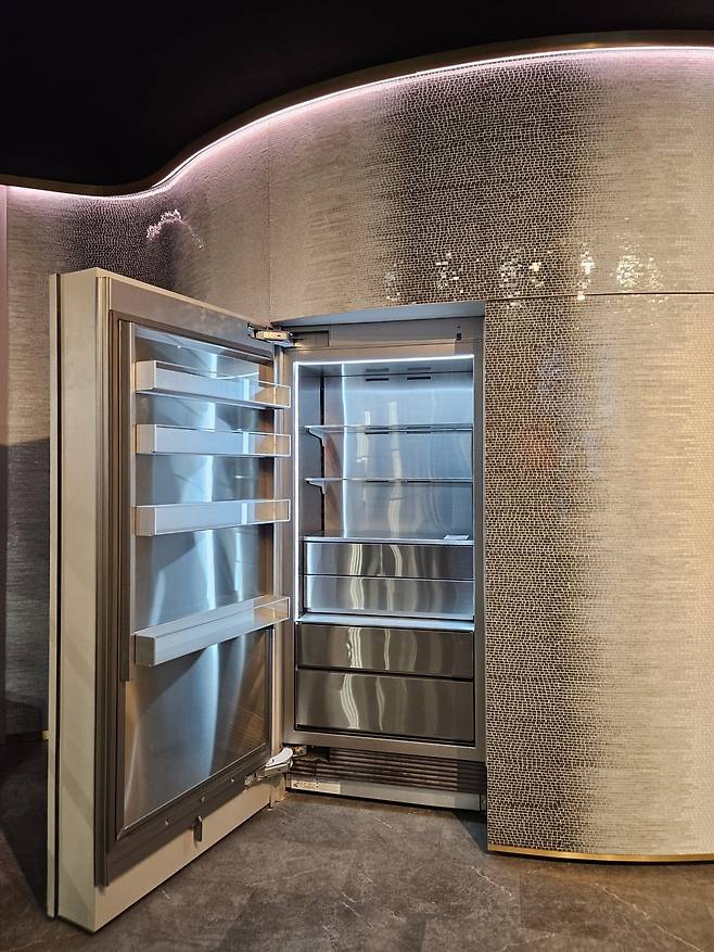 미국 올랜도에서 17일(현지시간) 개막한 북미 최대 주방·욕실 박람회 ‘KBIS 2026’의 삼성전자 전시관에 럭셔리 빌트인 가전 브랜드 ‘데이코’의 냉장고가 전시돼 있다. 올랜도=빈난새 특파원