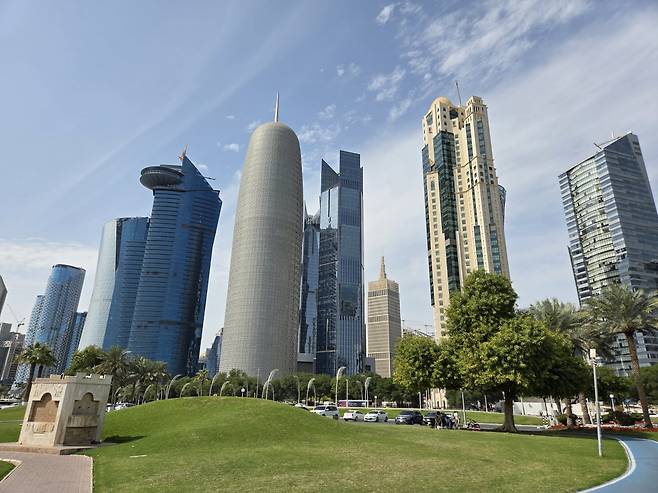 특유의 문양을 비롯해 이슬람 문명의 시각적 요소들과 마천루가 조화를 이루는 도하의 스카이라인.