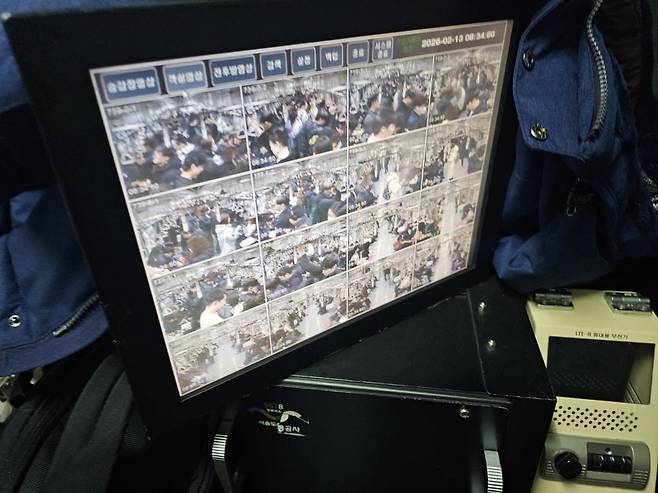 열차 내부 CCTV 화면. 기관사가 출입문 승객 끼임 여부나 불편사항 등을 실시간으로 확인한다.