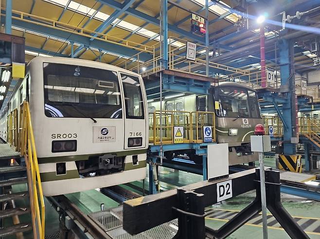 운행을 마친 전동차가 서울 구로구 천왕차량사업소에 대기하고 있다.
