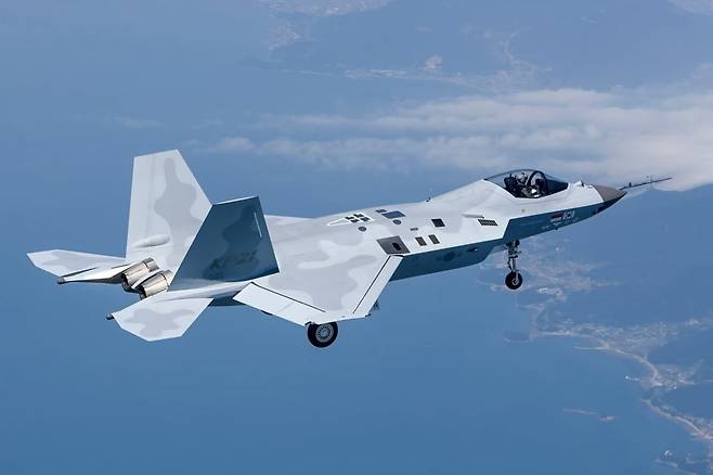 한화에어로스페이스와 한국항공우주산업(KAI)이 KF-21(사진), FA-50 등 국산 전투기에 장착할 장거리 공대공 미사일 등을 함께 개발한다.