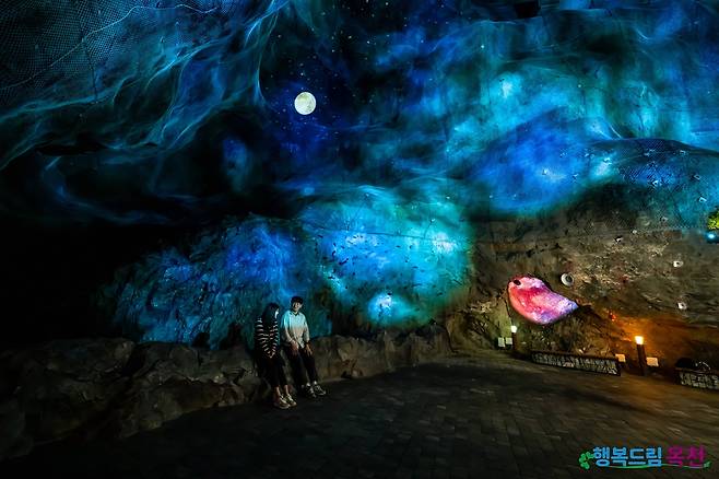 충북 옥천군이 폐철광산을 새 단장해 지난해 4월 개장한 장령산 숲속동굴체험파크 내부 모습. 옥천군 제공.