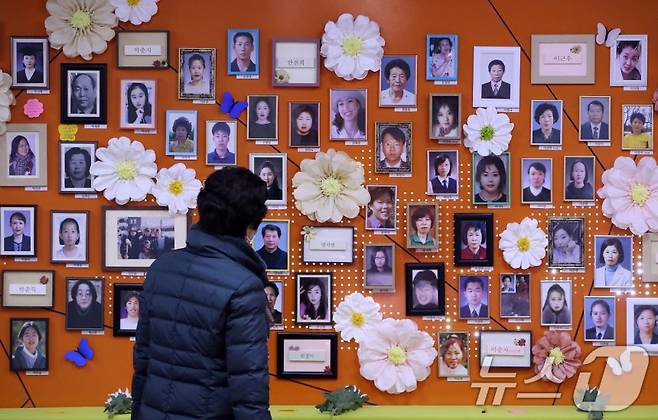 (대구=뉴스1) 공정식 기자 = '대구지하철화재참사' 23주기(2월 18일)를 앞두고 시민안전주간이 시작된 11일 오후 지하철 중앙로역에 마련된 기억공간을 찾은 시민들이 희생자를 애도하고 있다. 2026.2.11/뉴스1