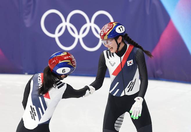 14일(현지시간) 이탈리아 밀라노 아이스스케이팅 아레나에서 열린 2026 밀라노-코르티나담페초 동계올림픽 쇼트트랙 여자 3000m 계주 준결승에 출전한 한국 김길리가 피니시라인을 1위로 통과한 뒤 심석희와 기뻐하고 있다. 연합뉴스