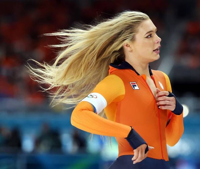 15일 (현지시간) 이탈리아 밀라노 스피드스케이팅 스타디움에서 열린 2026 밀라노·코르티나 담페초 동계올림픽 스피드 스케이팅 여자 500m 경기에서 네덜란드 유타 레이르담이 경기를 마친 후 트랙을 돌고 있다. 2026.02.16. 뉴시스