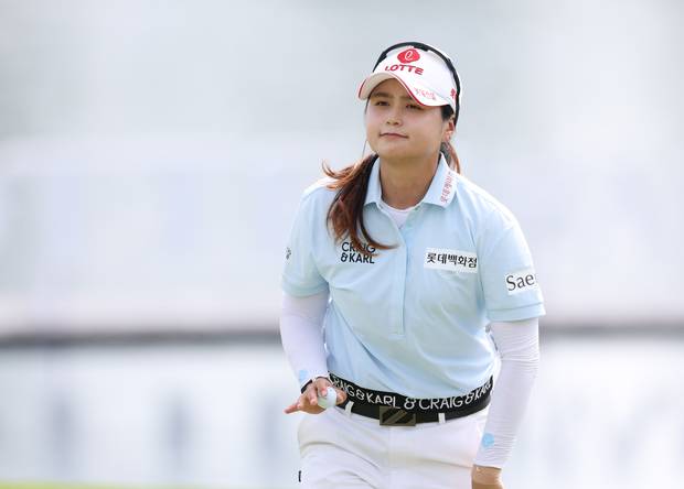 퍼팅을 마치고 갤러리에게 인사하고 있는 최혜진. 사진 제공=대홍기획