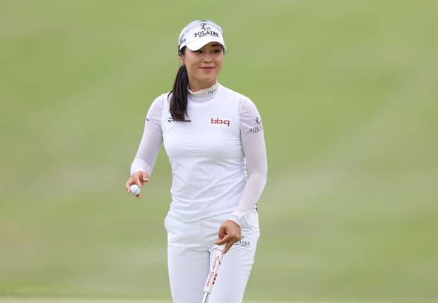 퍼팅을 마치고 갤러리에게 인사하고 있는 윤이나. 사진 제공=대홍기획