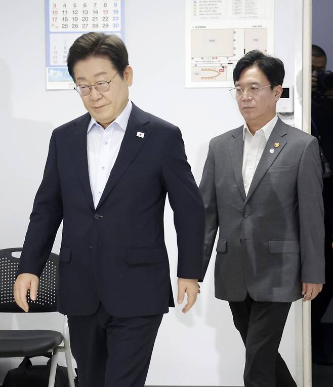2025년 7월25일 이재명 대통령이 경기 시흥시 SPC 삼립 시화공장에서 열린 산업재해 근절 현장 노사간담회에 김영훈 고용노동부 장관과 함께 입장하고 있다. ⓒ대통령실통신사진기자단