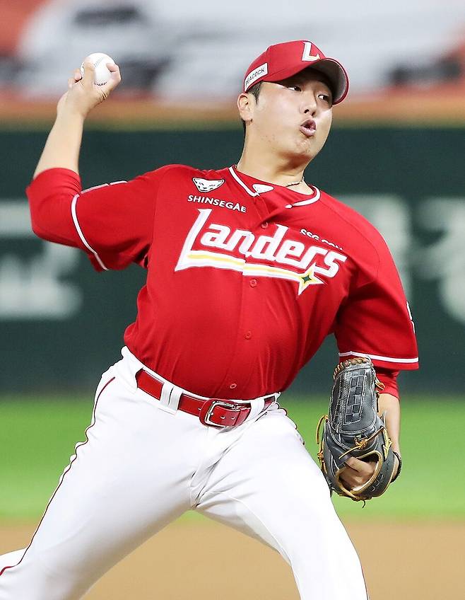 ▲ 위력적인 패스트볼을 던지며 순조롭게 구위를 끌어올리고 있는 김성민 ⓒSSG랜더스