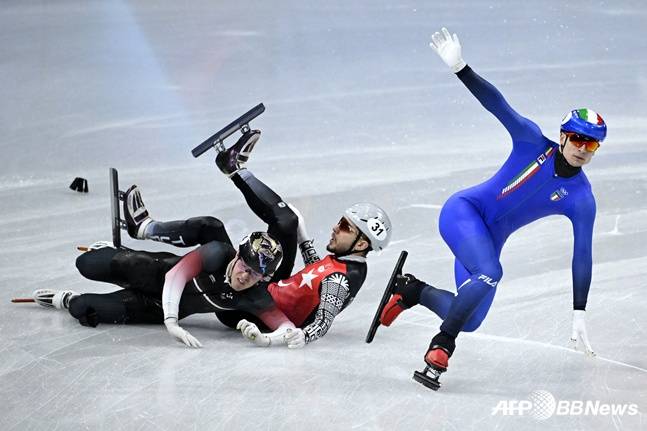 시겔(오른쪽)이 16일 쇼트트랙 남자 500m 예선에서 넘어지는 선두들과 충돌한 뒤 중심을 잃고 있다. /AFPBBNews=뉴스1