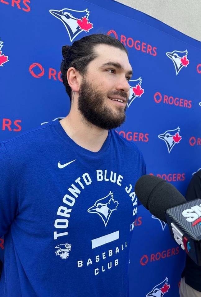 토론토 지역 매체들과 인터뷰를 하고 있는 코디 폰세. /사진=헤이젤 매 아나운서 SNS