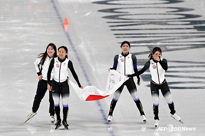 동메달을 따고 기뻐하는 일본 여자 스피드스케이팅 팀 추월 대표팀 국가대표 선수들. /AFPBBNews=뉴스1