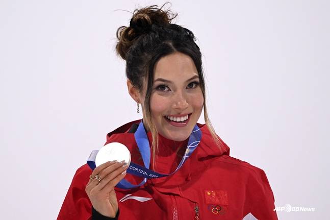 은메달을 목에 건 구아이링. /AFPBBNews=뉴스1