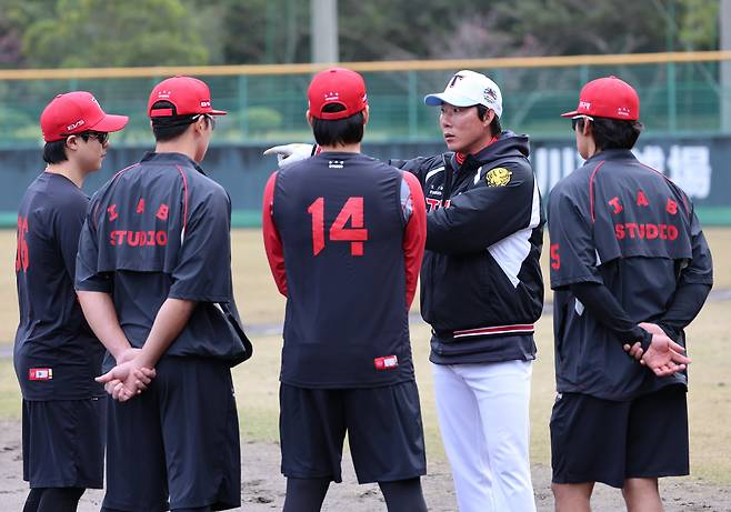 지난 1일 일본 아마미오시마에서 진행된 스프링캠프에서 KIA 타이거즈 고영민 주루 코치가 선수들과 대화하고 있다. /사진=KIA 타이거즈 제공