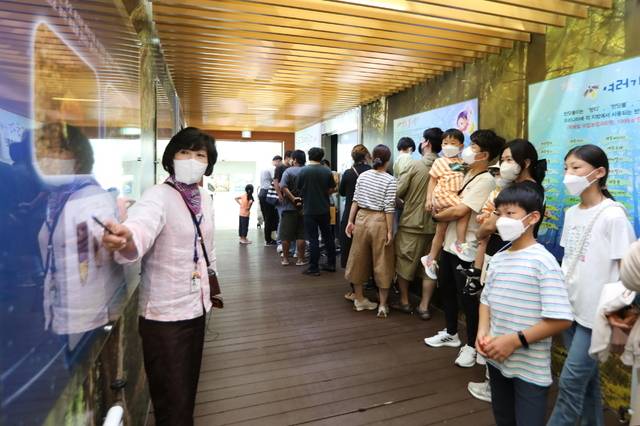 무주군관광해설사가 반디랜드곤충박물관을 찾은 관광객들에게 안내설명하고 있다. 전북일보 자료사진