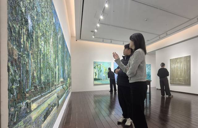 거제 삼성호텔이 호텔 2층에 새롭게 마련된 ‘갤러리 긴들(Gallery Kindle)’ 정식 개관에 앞서 화가 류장복 개인전 ‘Private Preview’를 진행하고 있다. 삼성호텔 제공