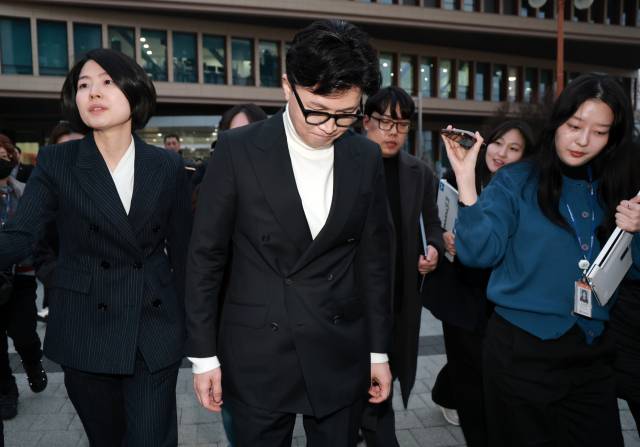 국민의힘 한동훈 전 대표가 지난 13일 국회에서 열린 배현진 의원의 당원권 정지 1년 처분 관련 기자회견이 끝난 후 소통관을 나서고 있다. 연합뉴스