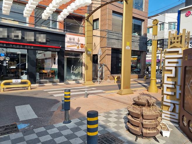 ▲ 설명절 연휴 마지막날인 18일 오후 경주 중심상가인 금리단길에 인적이 띄엄띄엄 보이는 등 썰렁하기만 하다. 황기환 기자