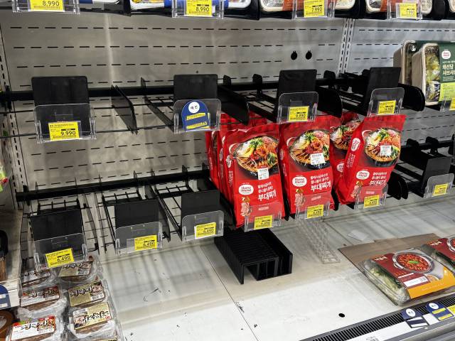 19일 오후 홈플러스 창원점 식품 코너 매대가 비어 있다.