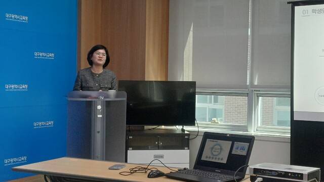 대구동부교육지원청 관계자가 19일 시교육청 기자실에서 학생맞춤통합지원 사례를 설명하고 있다. 김명규 기자