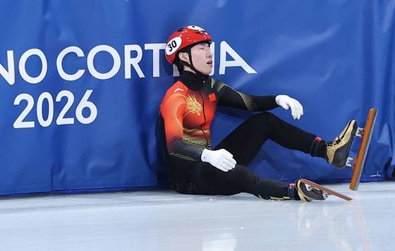 14일(현지시간) 이탈리아 밀라노 아이스스케이팅 아레나에서 열린 2026 밀라노-코르티나담페초 동계올림픽 쇼트트랙 남자 1500m 준준결승에 출전한 중국의 린샤오쥔(한국명 임효준)이 경기 중 넘어진 뒤 아쉬워하고 있다. 〈사진=연합뉴스〉