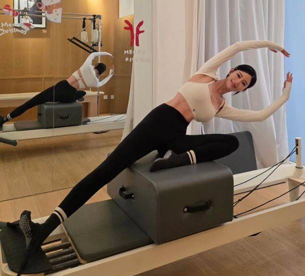 클라라가 필라테스를 하고 있다. 사진=클라라 인스타그램