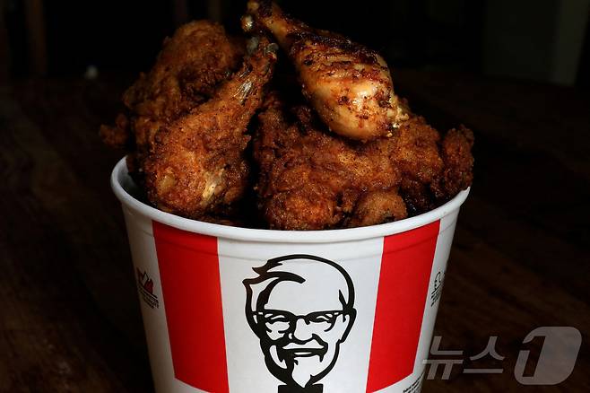 KFC의 치킨 버켓. 2017.04.06. ⓒ 로이터=뉴스1