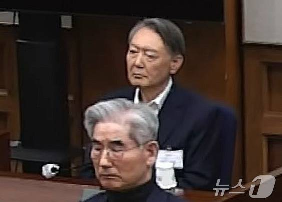 윤석열 전 대통령과 김용현 전 국방부 장관이 19일 오후 서울 서초구 서울중앙지방법원에서 열린 12·3 비상계엄 관련 내란 우두머리 혐의 사건 1심 선고공판에 출석해 자리에 앉아 있다. 서울중앙지법 형사 25부 재판장 지귀연 부장판다는 윤 전 대통령에게 무기징역, 김 전 장관에게 징역 30년형을 각각 선고했다. (서울중앙지법 제공. 재판매 및 DB 금지) 2026.2.19 ⓒ 뉴스1