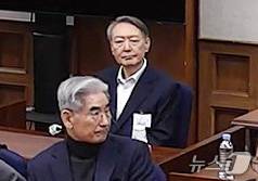 윤석열 전 대통령이 19일 오후 서울 서초구 서울중앙지방법원에서 열린 12·3 비상계엄 관련 내란 우두머리 혐의 사건 1심 선고공판에 출석해 자리하고 있다. 윤 전 대통령은 이날 내란 우두머리 혐의 1심 선고공판에서 2024년 12월 3일 비상계엄을 선포한 지 443일 만에 무기징역을 선고받았다. (서울중앙지법 제공. 재판매 및 DB 금지) 2026.2.19 ⓒ 뉴스1