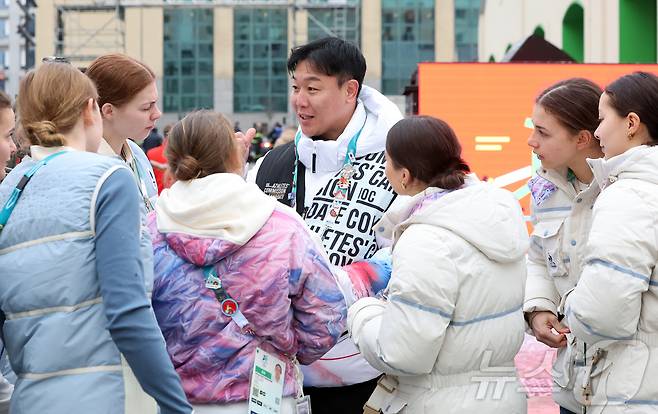 2026 밀라노 코르티나 동계올림픽을 사흘 앞둔 3일(현지시간) 이탈리아 밀라노 올림픽 빌리지에서 국제올림픽위원회(IOC) 선수위원 후보로 나온 대한민국 원윤종이 각국 선수들과 대화를 나누고 있다. 2026.2.3 ⓒ 뉴스1 김진환 기자