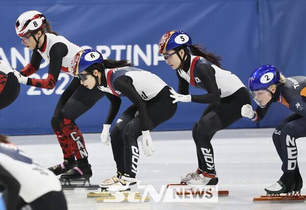 쇼트트랙 최민정이 18일(현지 시간) 이탈리아 밀라노 아이스스케이팅 아레나에서 열린 2026 밀라노·코르티나 담페초 동계올림픽 여자 쇼트트랙 3000m 계주 결승에서 김길리에게 턴을 넘겨주고 있다. /사진=뉴시스