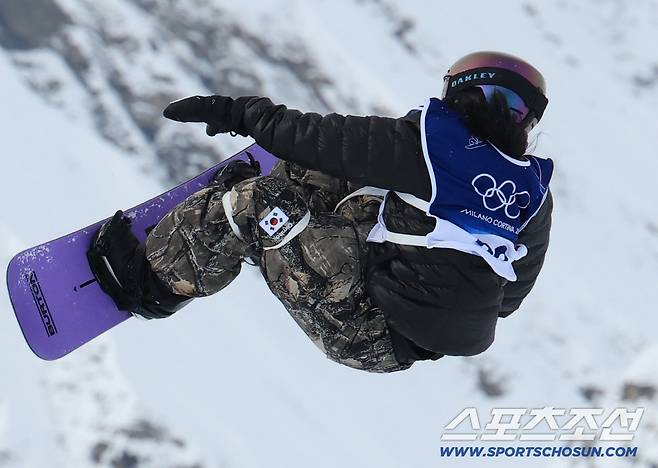 18일 이탈리아 리비뇨 스노보드 여자 슬로프스타일 경기. 한국 대표 유승은이 슬로프스타일 1차 공중연기를 펼치고 있다. 리비뇨(이탈리아)=송정헌 기자songs@sportschosun.com/2026.02.18/