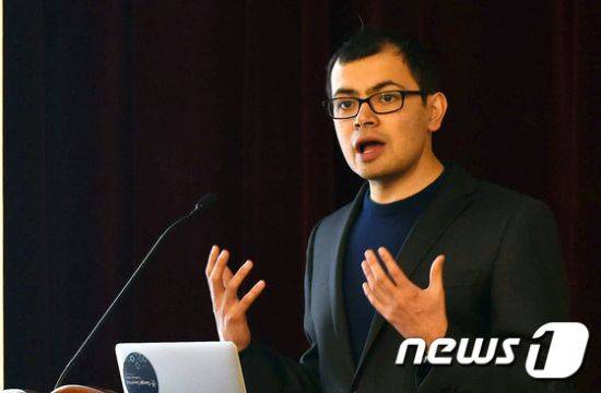 2016년 알파고와 이세돌의 바둑 대결 이후 카이스트에서 열강하고 있는 데미스 하사비스. (사진=뉴스1)