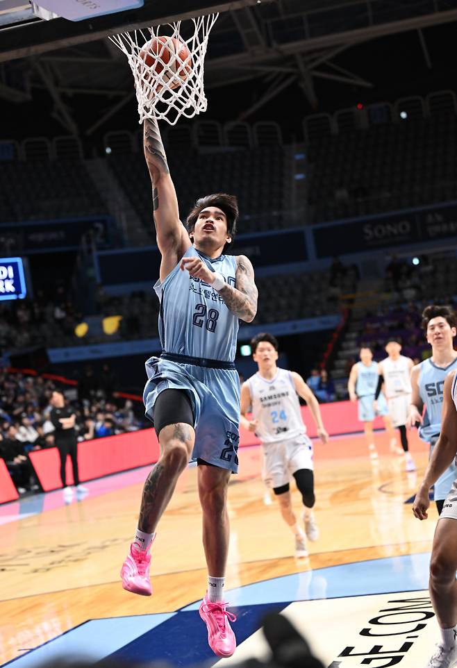 소노의 켐바오가 19일 삼성과의 프로농구 홈 경기에서 골밑슛을 시도하고 있다. /KBL