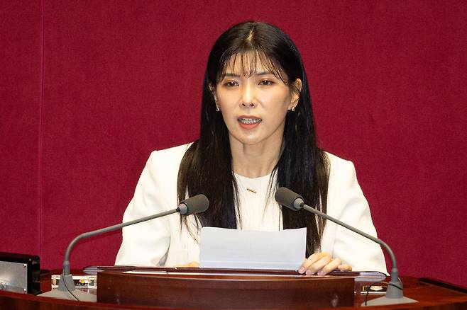 국민의힘 인요한 의원 사퇴로 비례대표 의원직을 승계받은 이소희 의원이 지난 1월 15일 서울 여의도 국회에서 열린 제431회 국회(임시회) 제1차 본회의에서 인사말을 하고 있다./뉴스1