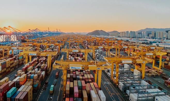 부산 강서구와 경남 창원시 진해구에 걸쳐 있는 부산신항 전경. 부산신항은 연간 컨테이너 물동량이 수천만 TEU(1TEU는 20피트 컨테이너 1대분)에 이르는 국내 최대 국제무역항으로, 부울경 행정통합이 이뤄질 경우 인근 산업단지와 연계해 초광역 물류·산업 거점이 될 전망이다. 지난달 28일 박형준 부산시장과 박완수 경남도지사는 이곳에서 행정통합 추진과 관련한 공동 입장문을 발표했다.