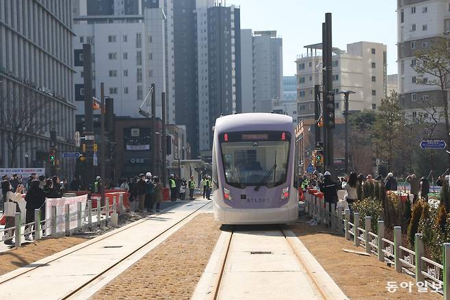 19일 서울 송파구 위례신도시에서 위례선 트램 차량 시운전이 시작됐다. 시운전은 차량과 시설물 정상작동 여부와 주행, 제동, 신호체계의 안전성을 확인하기 위해서다. 김재명 기자 base@donga.com